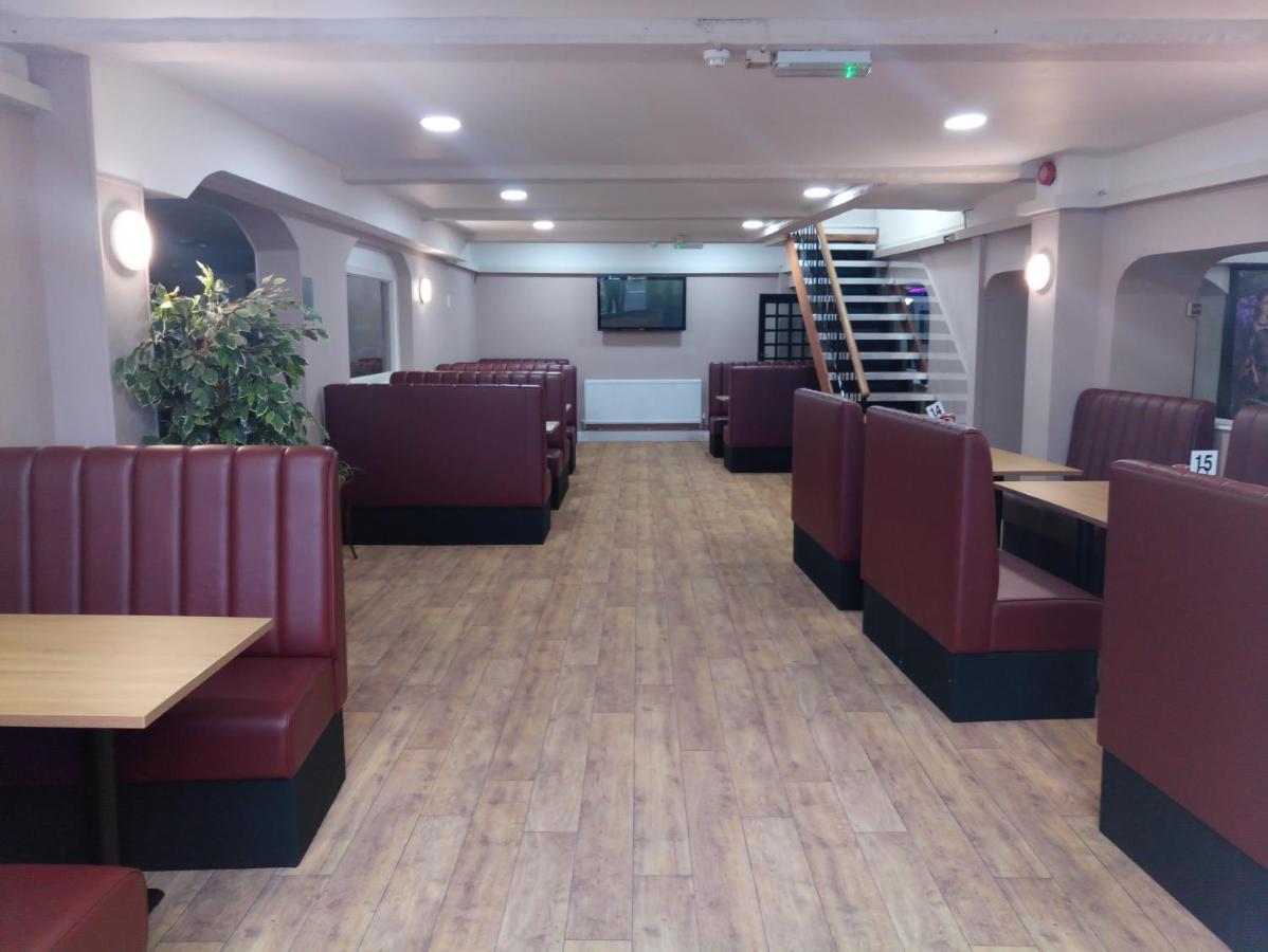 Wayside Cheer Hotel Castel Екстериор снимка
