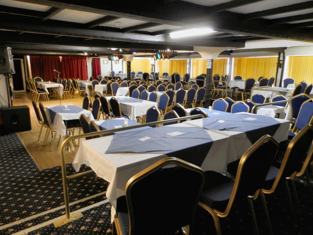 Wayside Cheer Hotel Castel Екстериор снимка