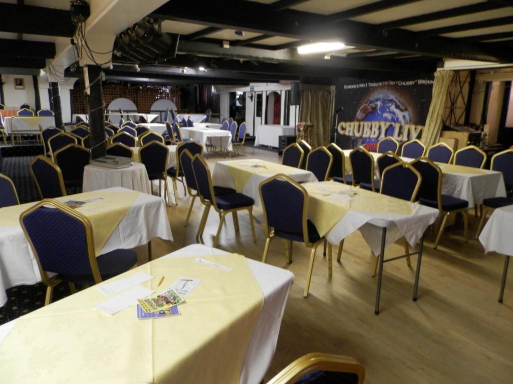 Wayside Cheer Hotel Castel Екстериор снимка