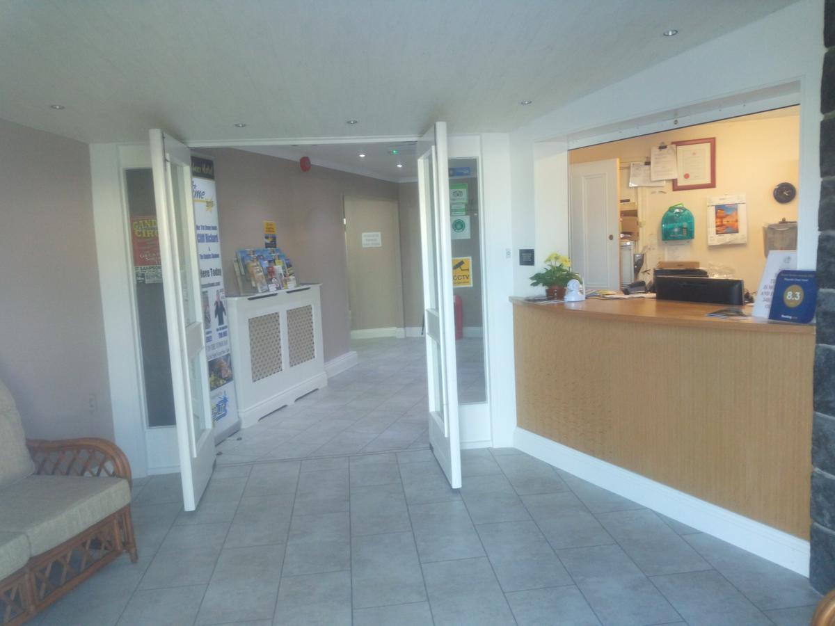 Wayside Cheer Hotel Castel Екстериор снимка