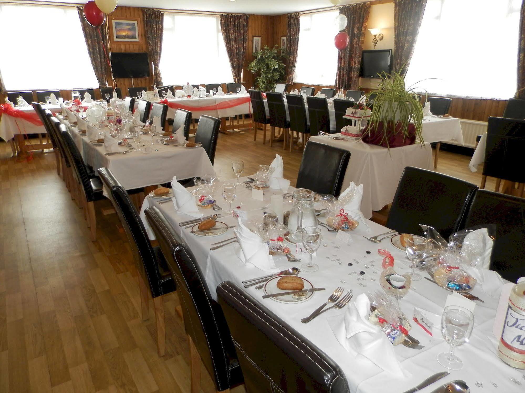 Wayside Cheer Hotel Castel Екстериор снимка
