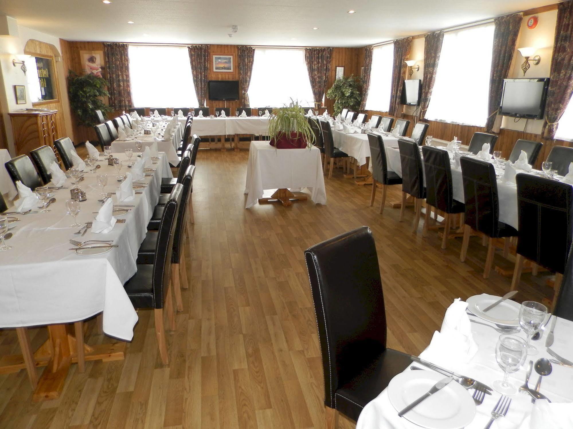 Wayside Cheer Hotel Castel Екстериор снимка