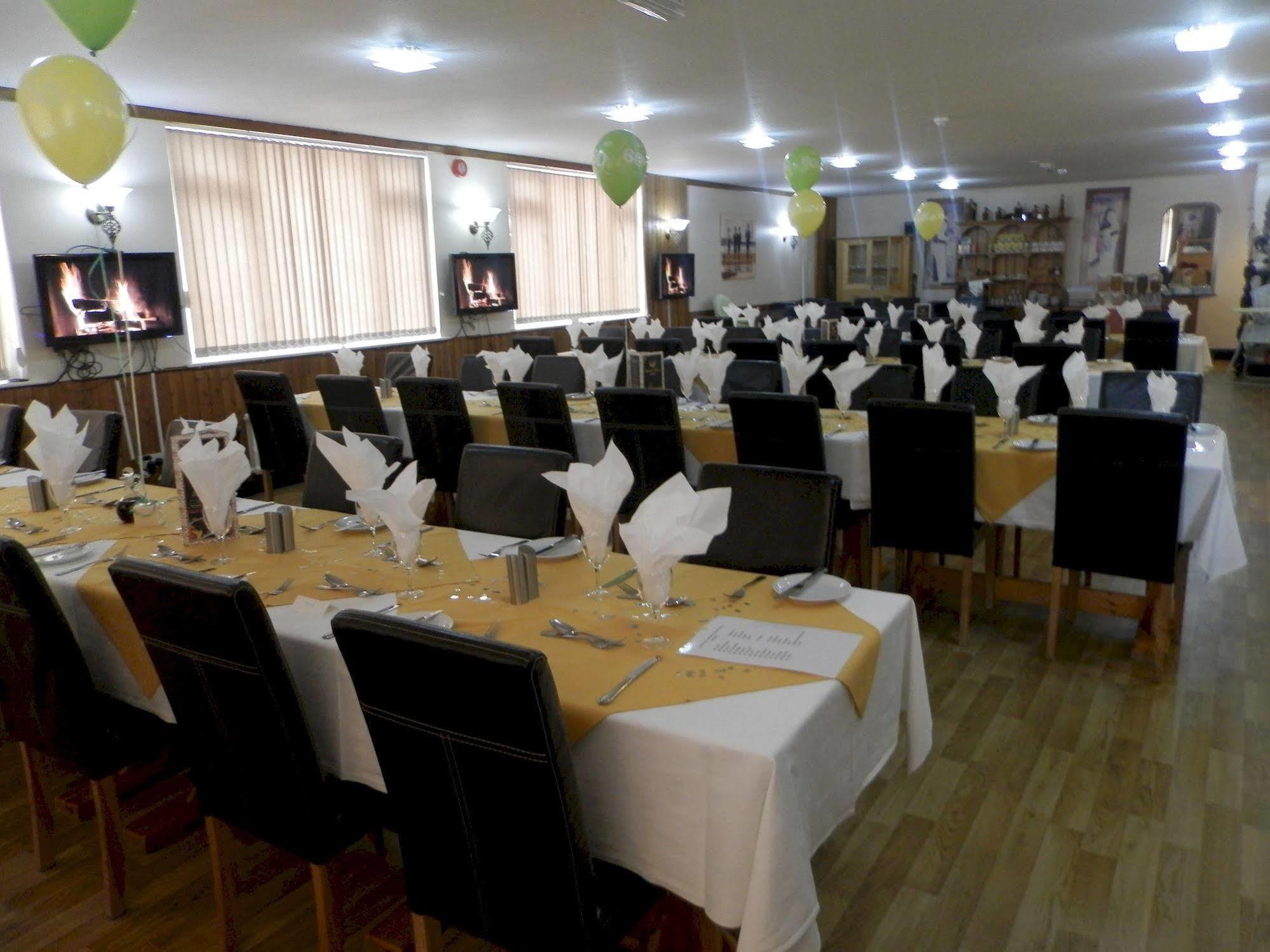 Wayside Cheer Hotel Castel Екстериор снимка