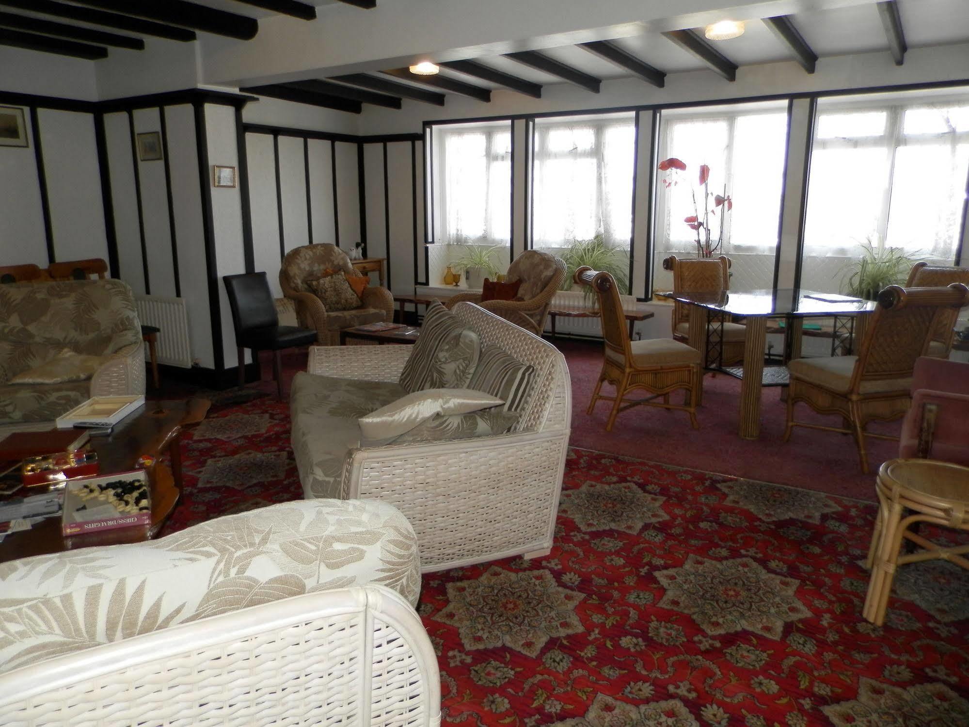 Wayside Cheer Hotel Castel Екстериор снимка
