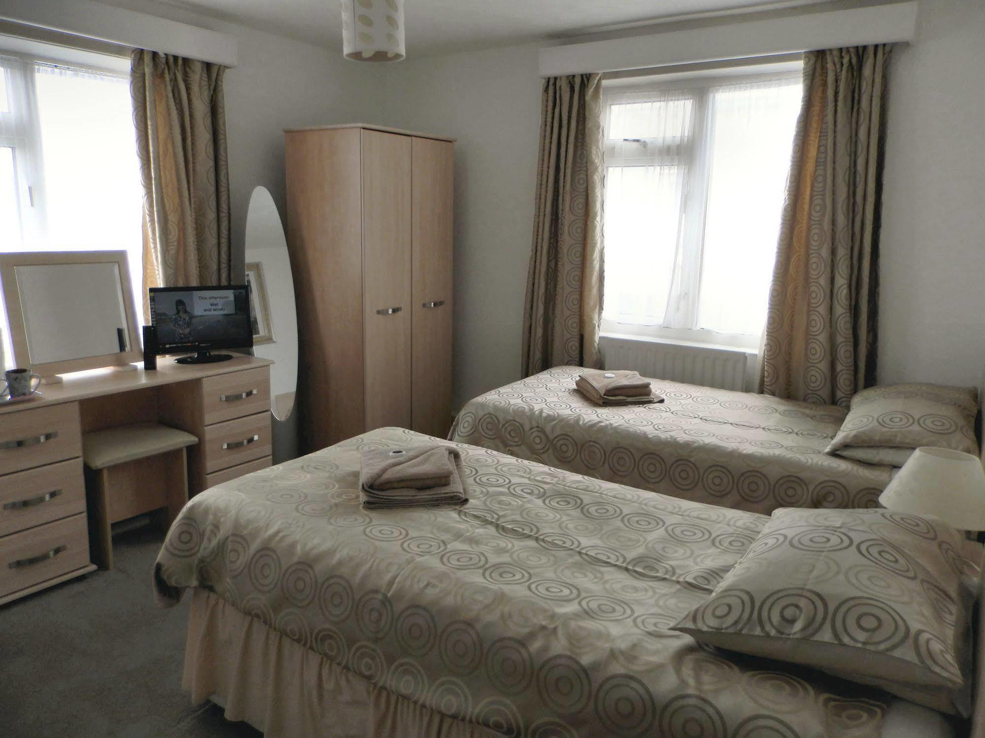 Wayside Cheer Hotel Castel Екстериор снимка
