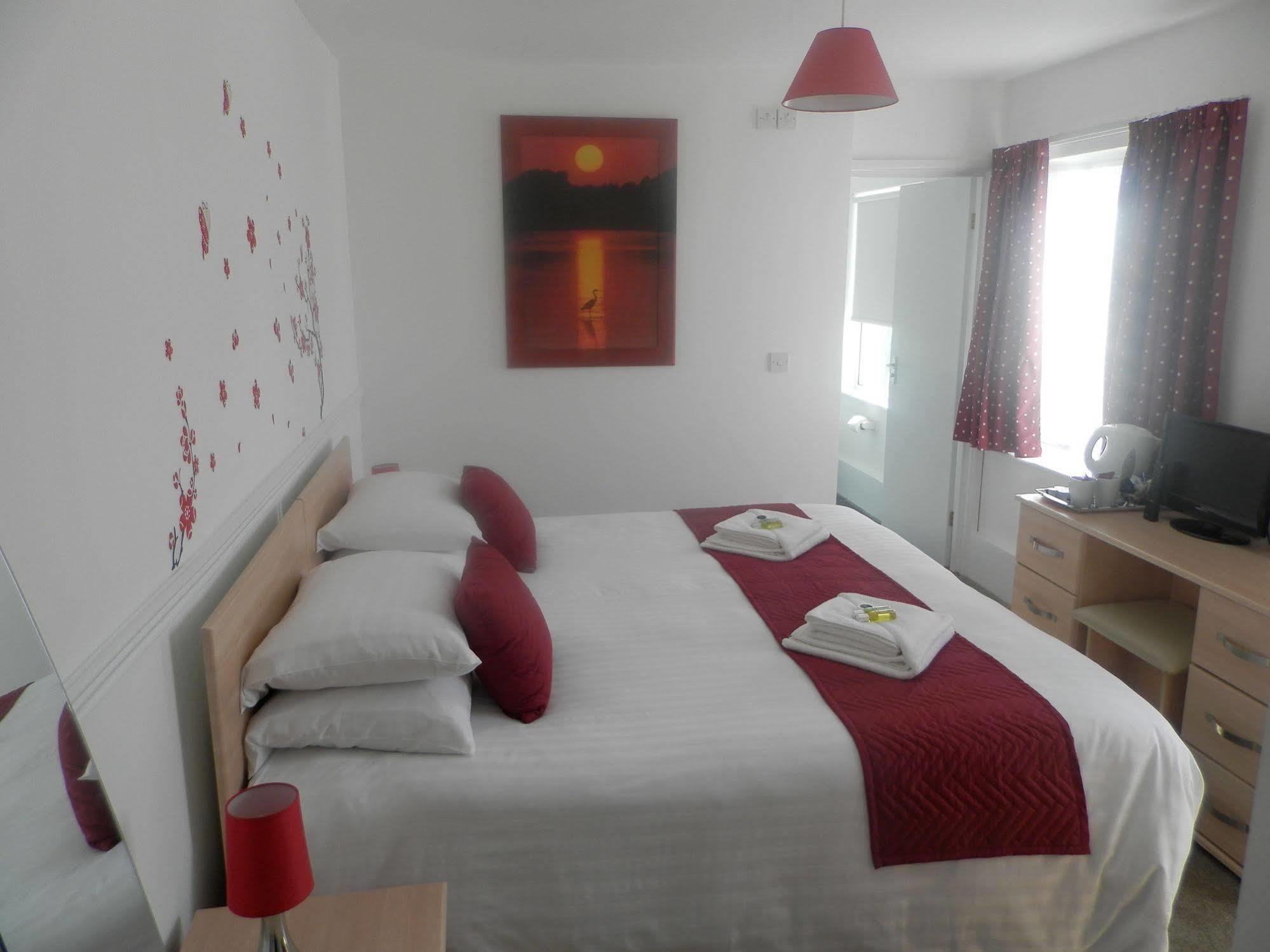 Wayside Cheer Hotel Castel Екстериор снимка