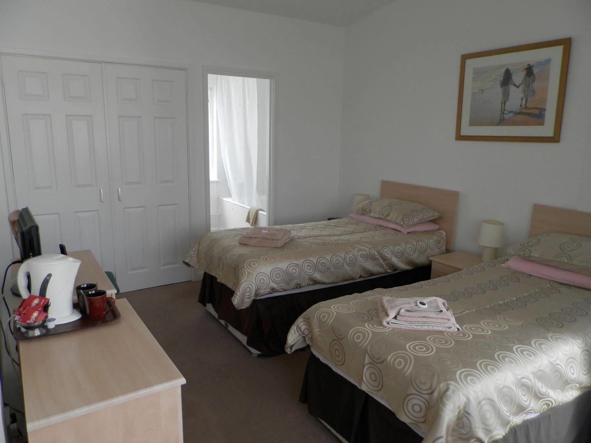 Wayside Cheer Hotel Castel Екстериор снимка