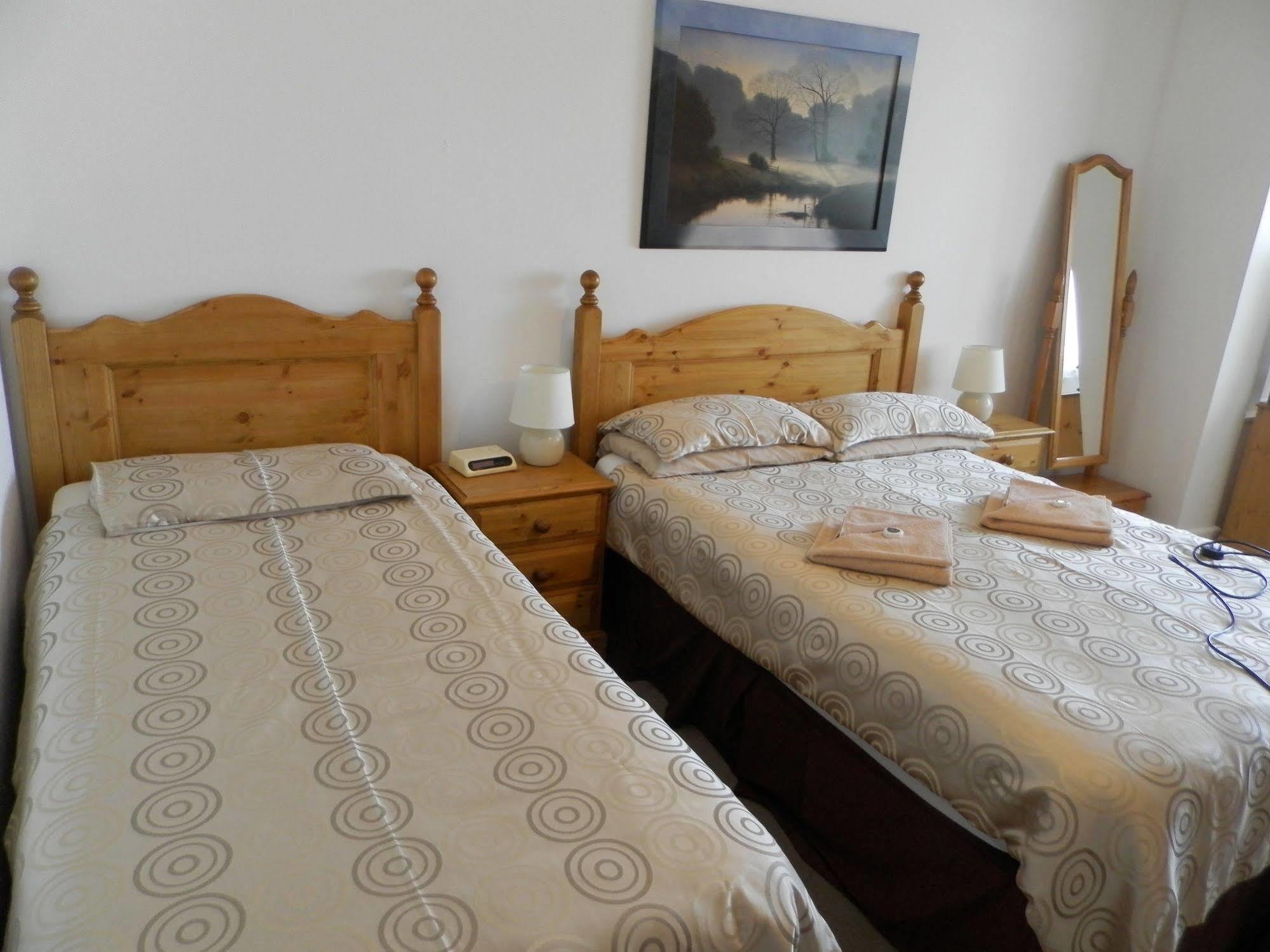 Wayside Cheer Hotel Castel Екстериор снимка