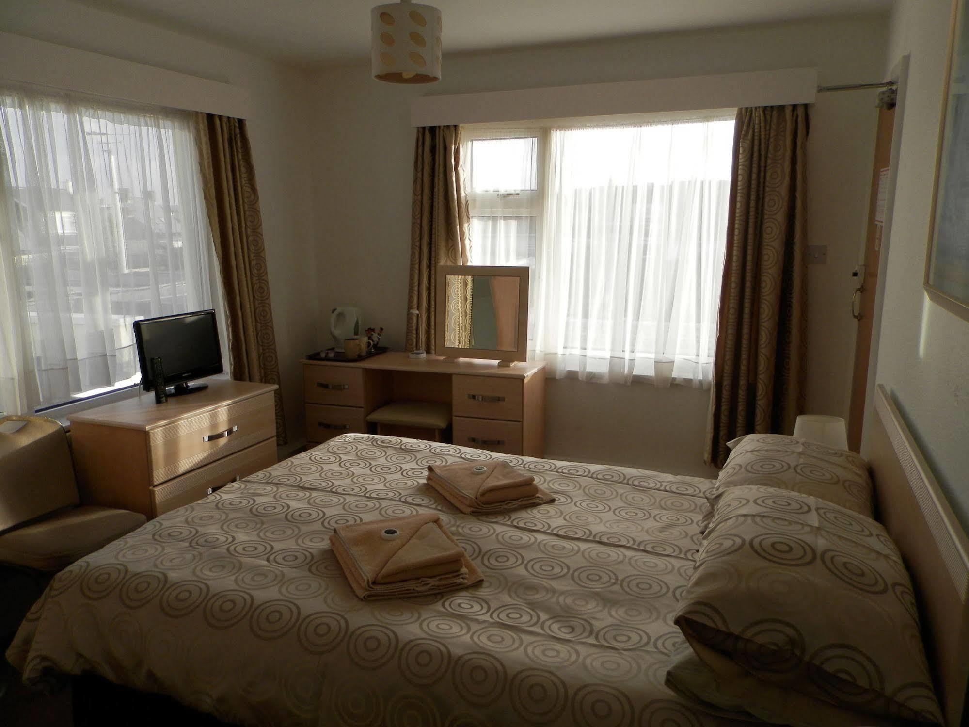 Wayside Cheer Hotel Castel Екстериор снимка