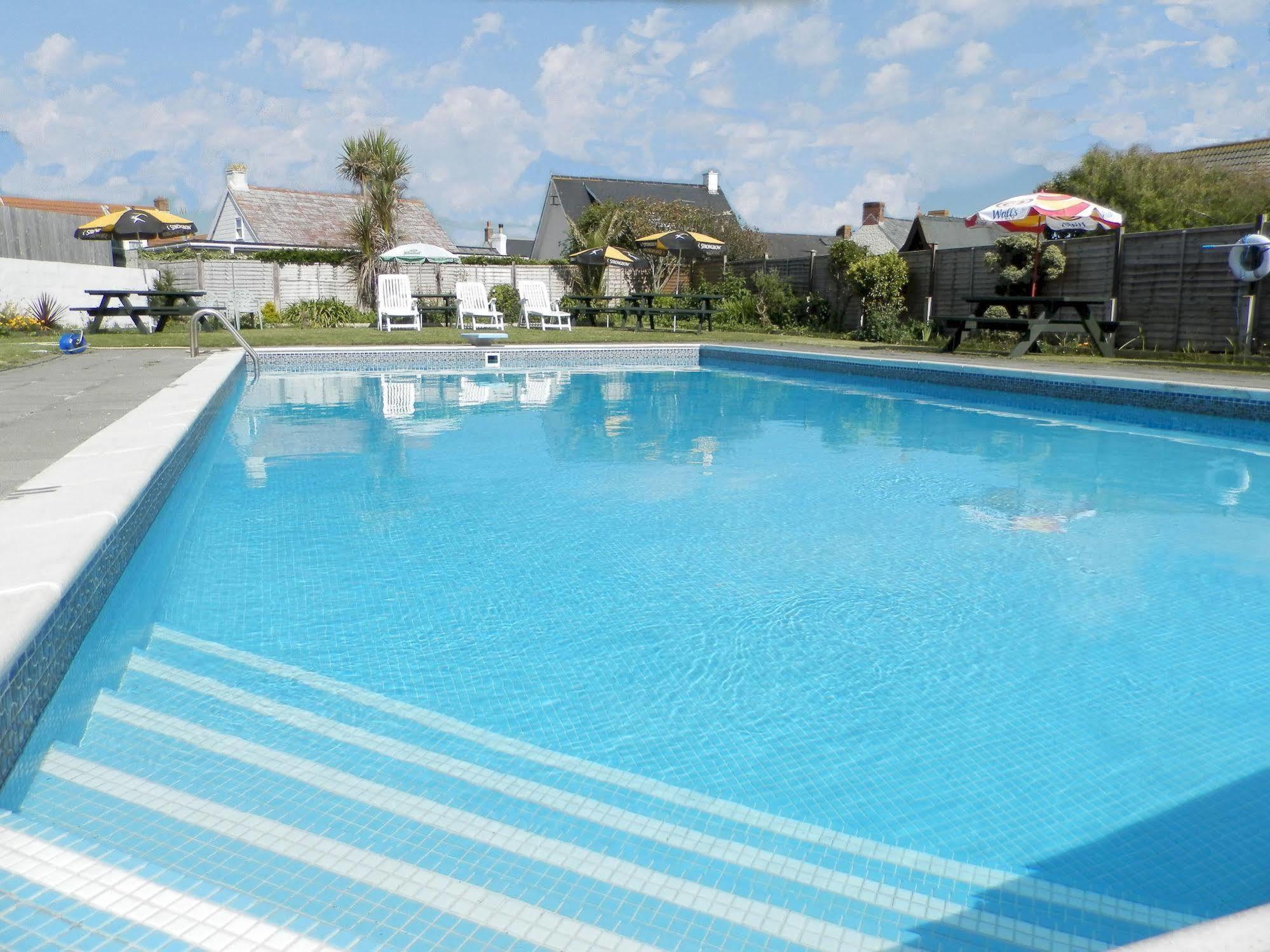 Wayside Cheer Hotel Castel Екстериор снимка