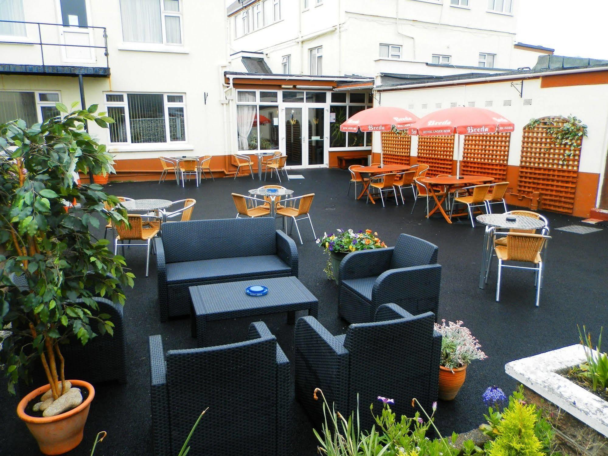Wayside Cheer Hotel Castel Екстериор снимка